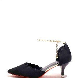 Brand new Pearl band kitten heel black shoes.